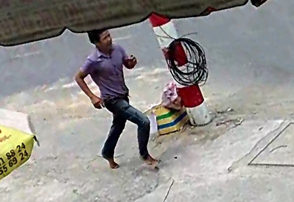 Nghi can sat hai co gai thao chay thuc mang khoi hien truong hinh anh