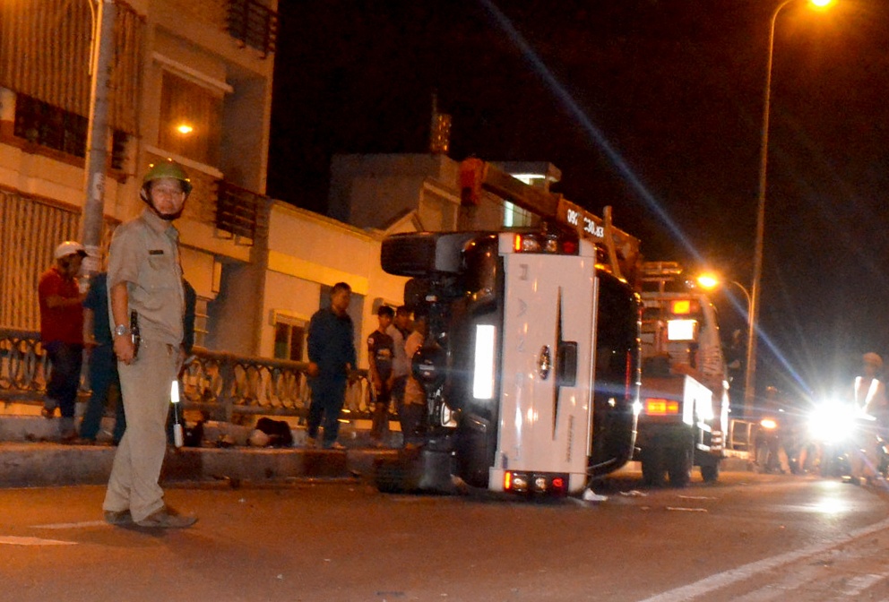 Oto ban tai huc nguoi dan ong vang xuong cau o Sai Gon hinh anh