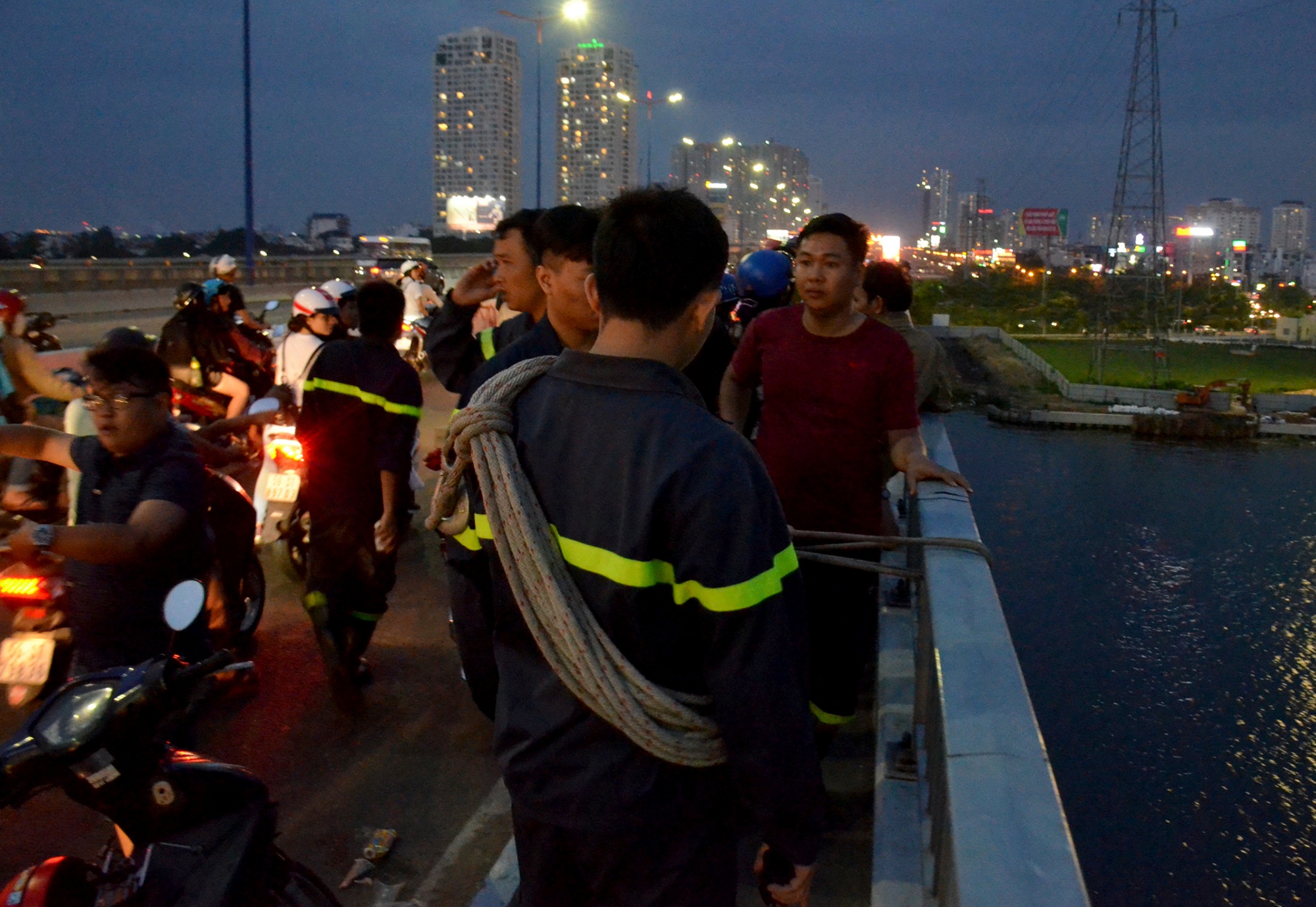 thanh niên nhảy cầu sài gòn ảnh 1 thanh nien nhay cau sai gon anh 1