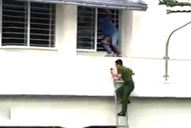 Giai cuu nam sinh truong Cao Thang nhay lau tu tu hinh anh