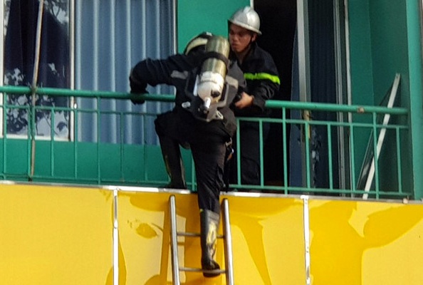 Cuu cu ong 70 tuoi mac ket trong dam chay lon o Sai Gon hinh anh