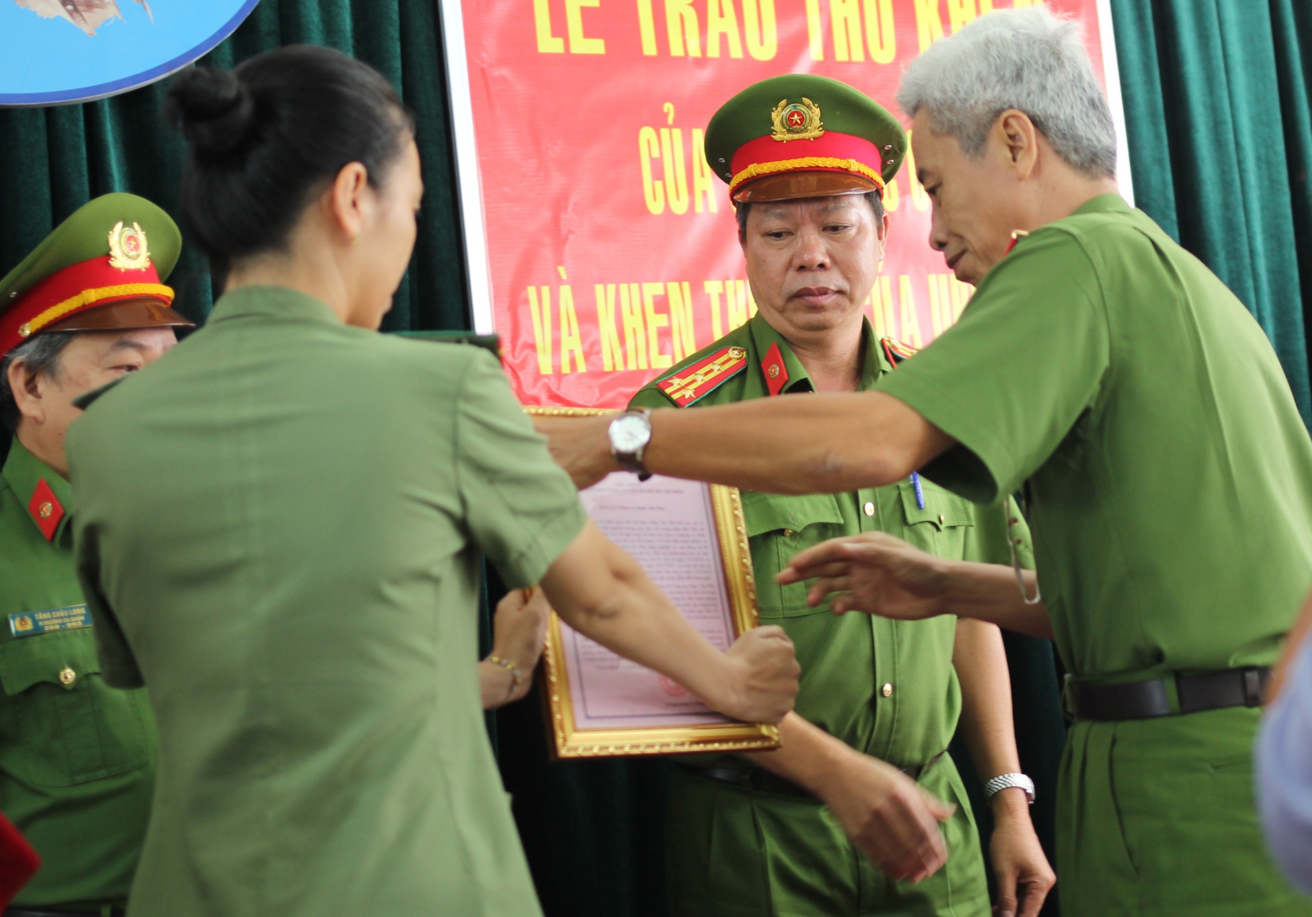 Khen thuong ban chuyen an pha vu cuop ngan hang o Sai Gon hinh anh