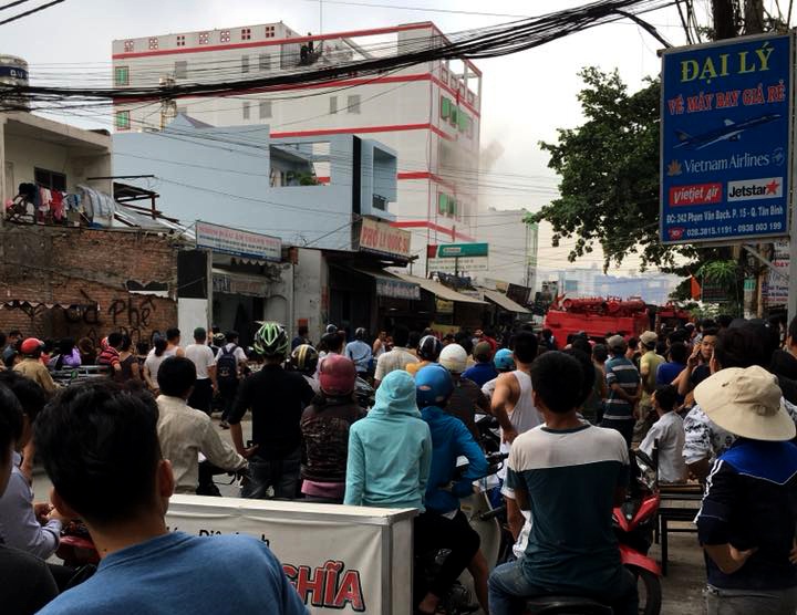 Nhieu nguoi chay thuc mang khoi khach san chay ngun ngut o Sai Gon hinh anh