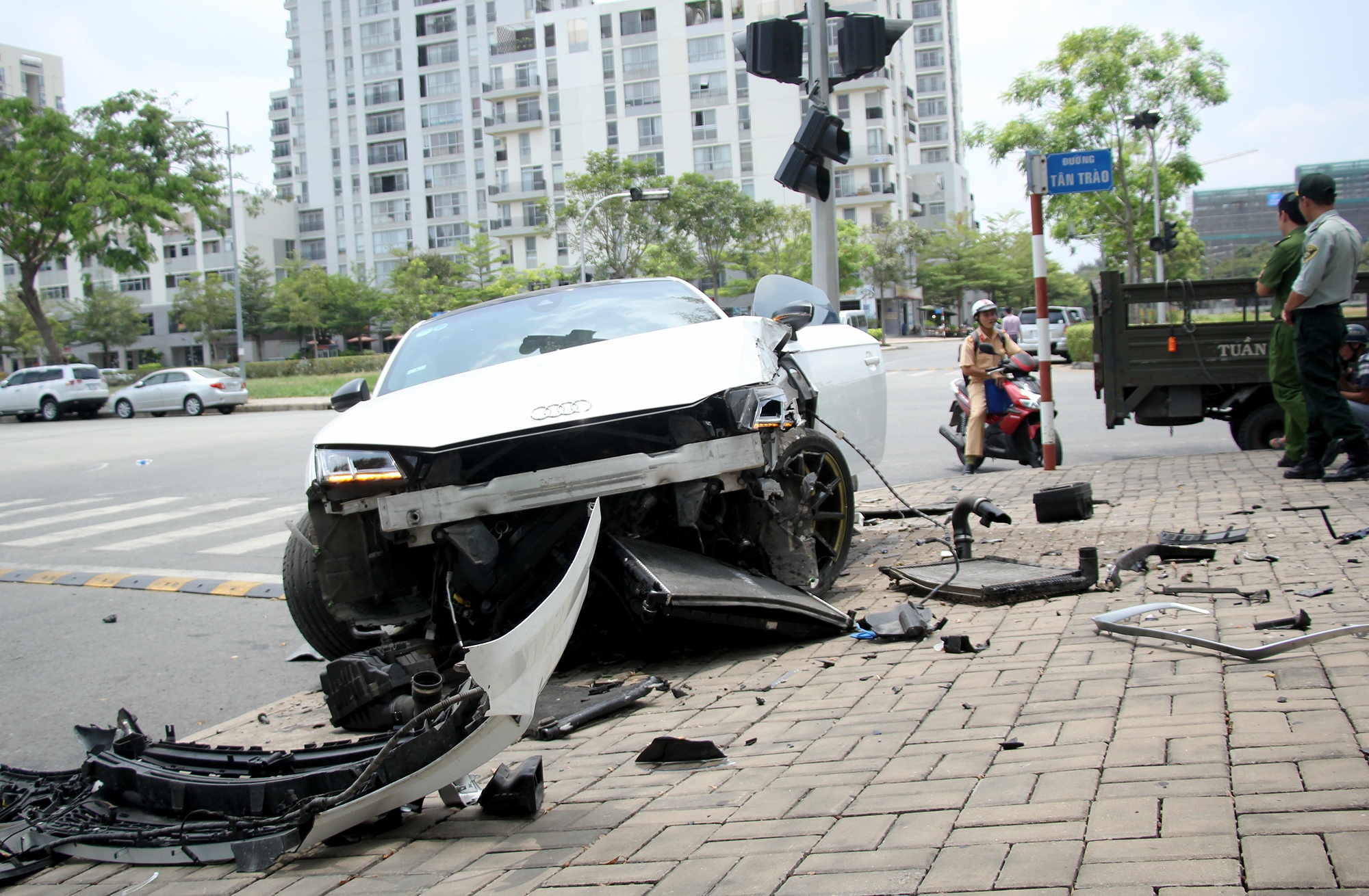 Xe hop Audi nat dau sau tai nan o khu Phu My Hung hinh anh