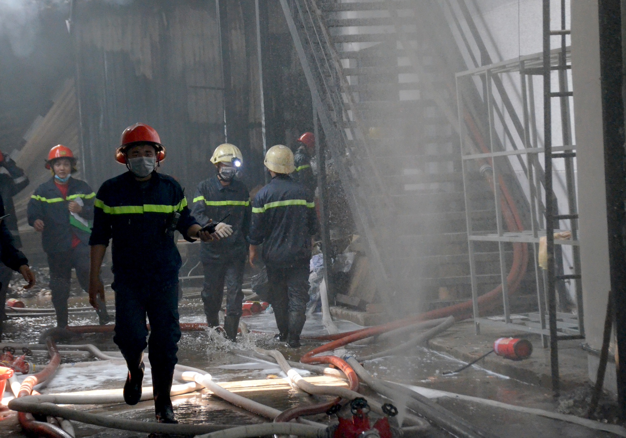 chay cong ty may mac o sai gon anh 2