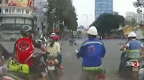 Ten cuop keo le co gai hang chuc met giua Sai Gon hinh anh