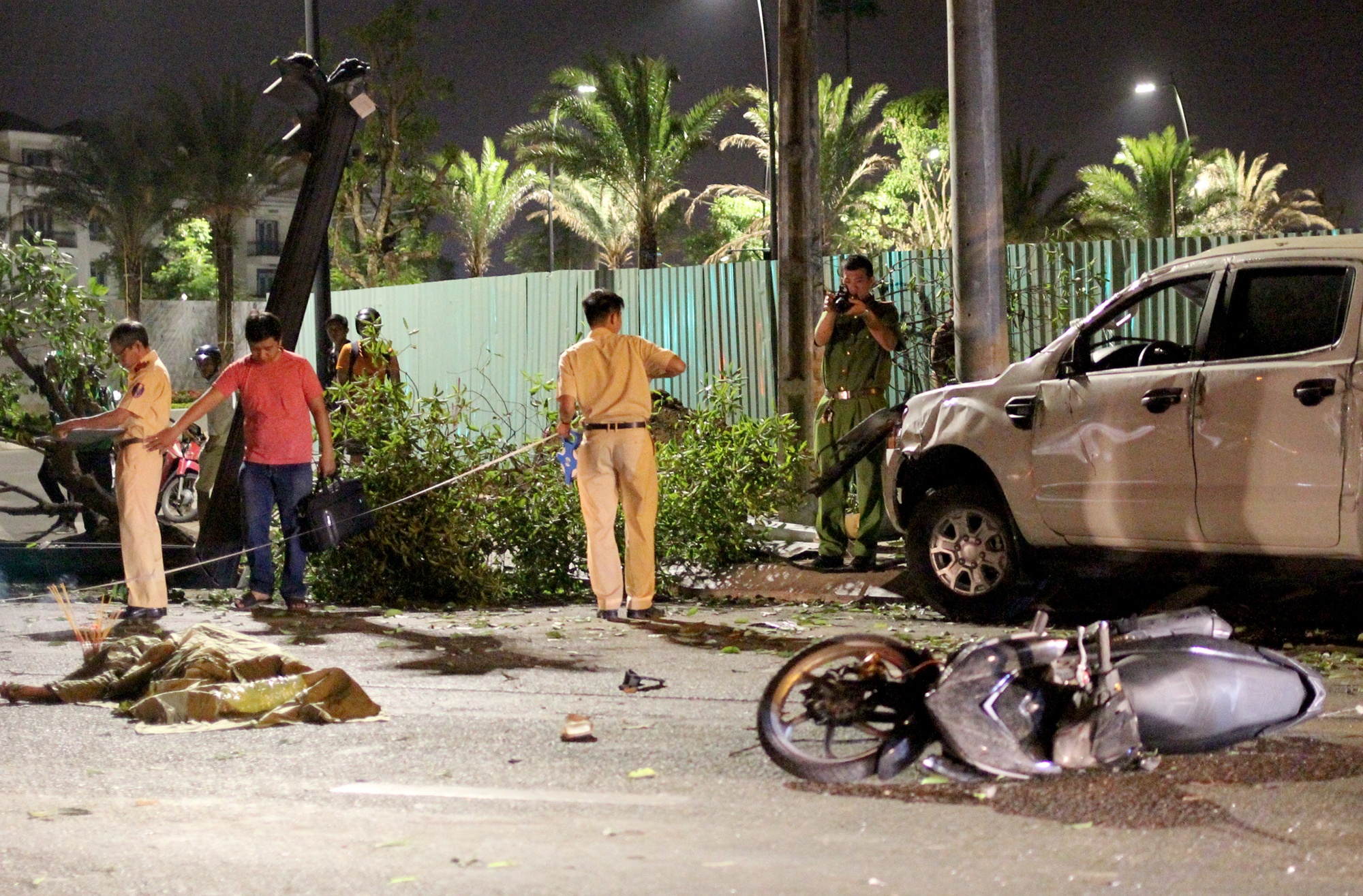 Oto ban tai tong hang loat xe may o trung tam Sai Gon, 2 nguoi chet hinh anh