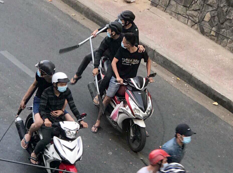 Hai nhom giang ho dung sung, ma tau hon chien giua trung tam Sai Gon hinh anh