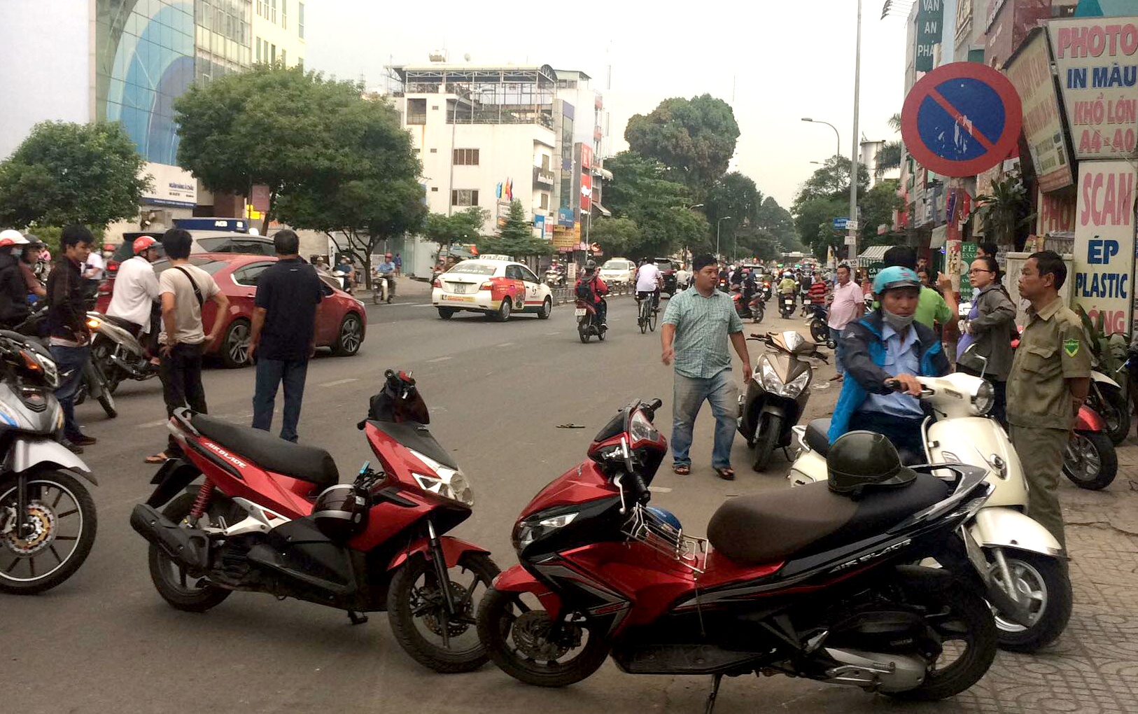 Hon chien sau va cham xe, mot nguoi bi dam chet hinh anh