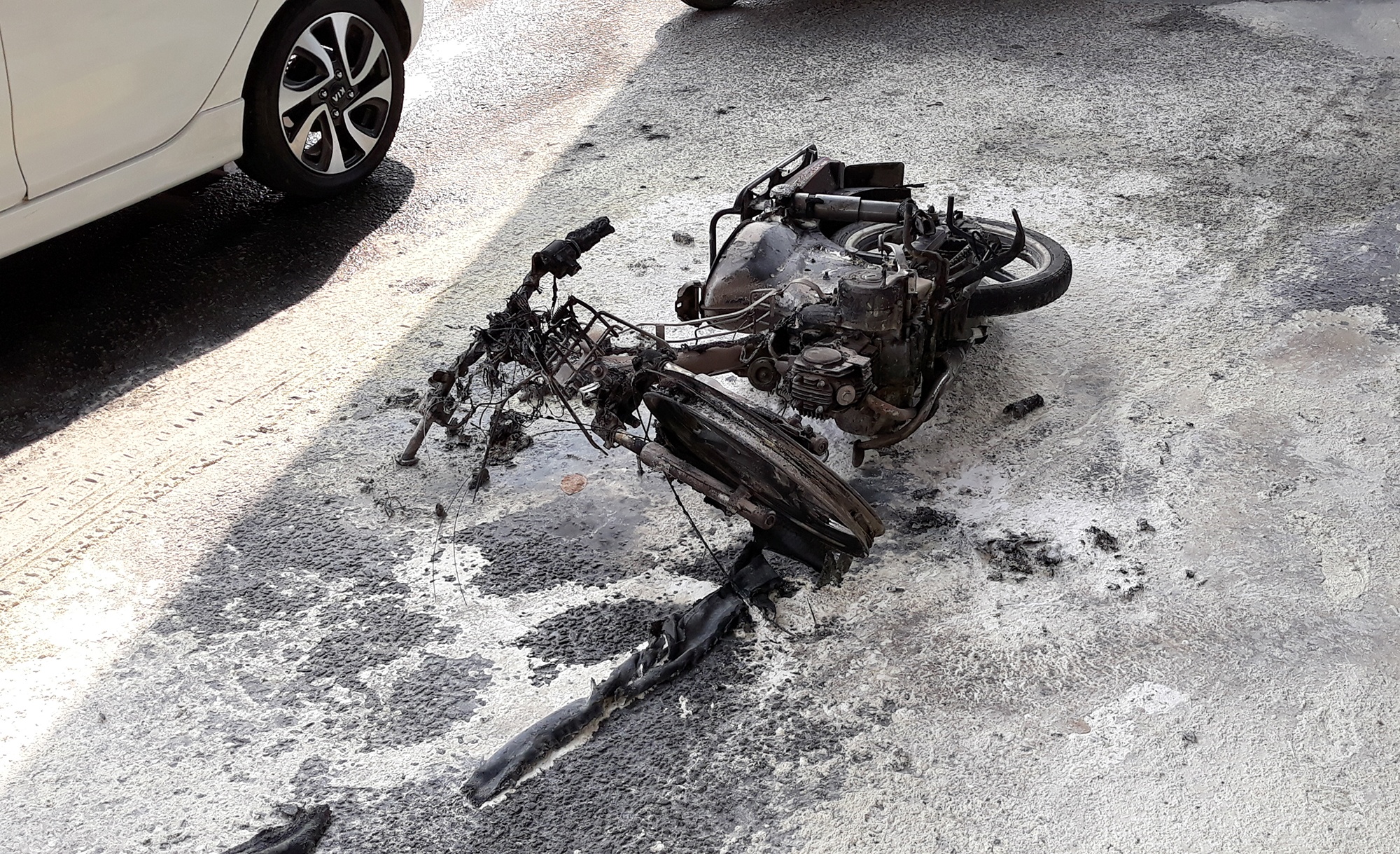 Nguoi vi pham dot xe truoc mat CSGT khi bi chan lai vi di nguoc chieu hinh anh