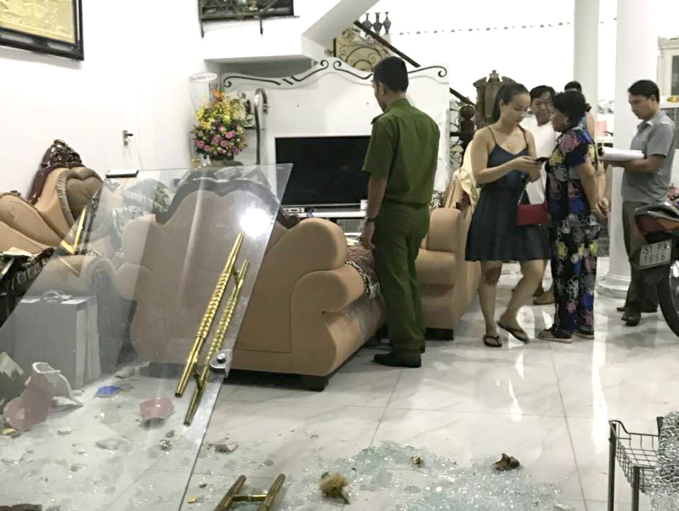 Con do cam ma tau dap pha nha dan o Sai Gon hinh anh