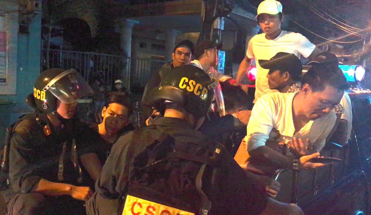 Gan tram canh sat ap vao quan bar o khu pho Tay luc rang sang hinh anh