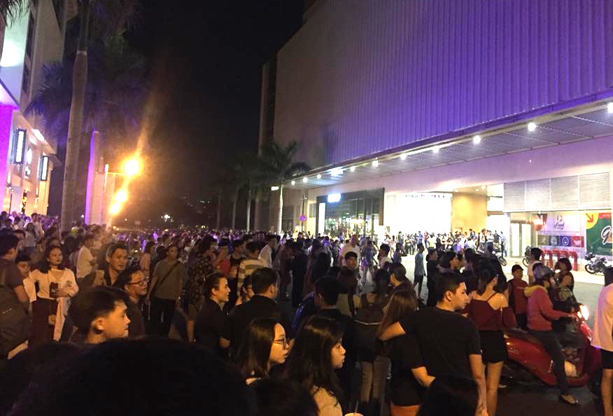 Nghe chuong bao chay, nghin nguoi hot hoang chay khoi Crescent Mall hinh anh