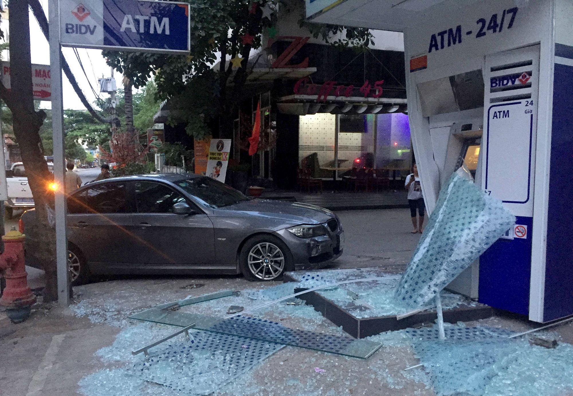 Oto BMW lao vao tru ATM ngan hang BIDV o Sai Gon hinh anh