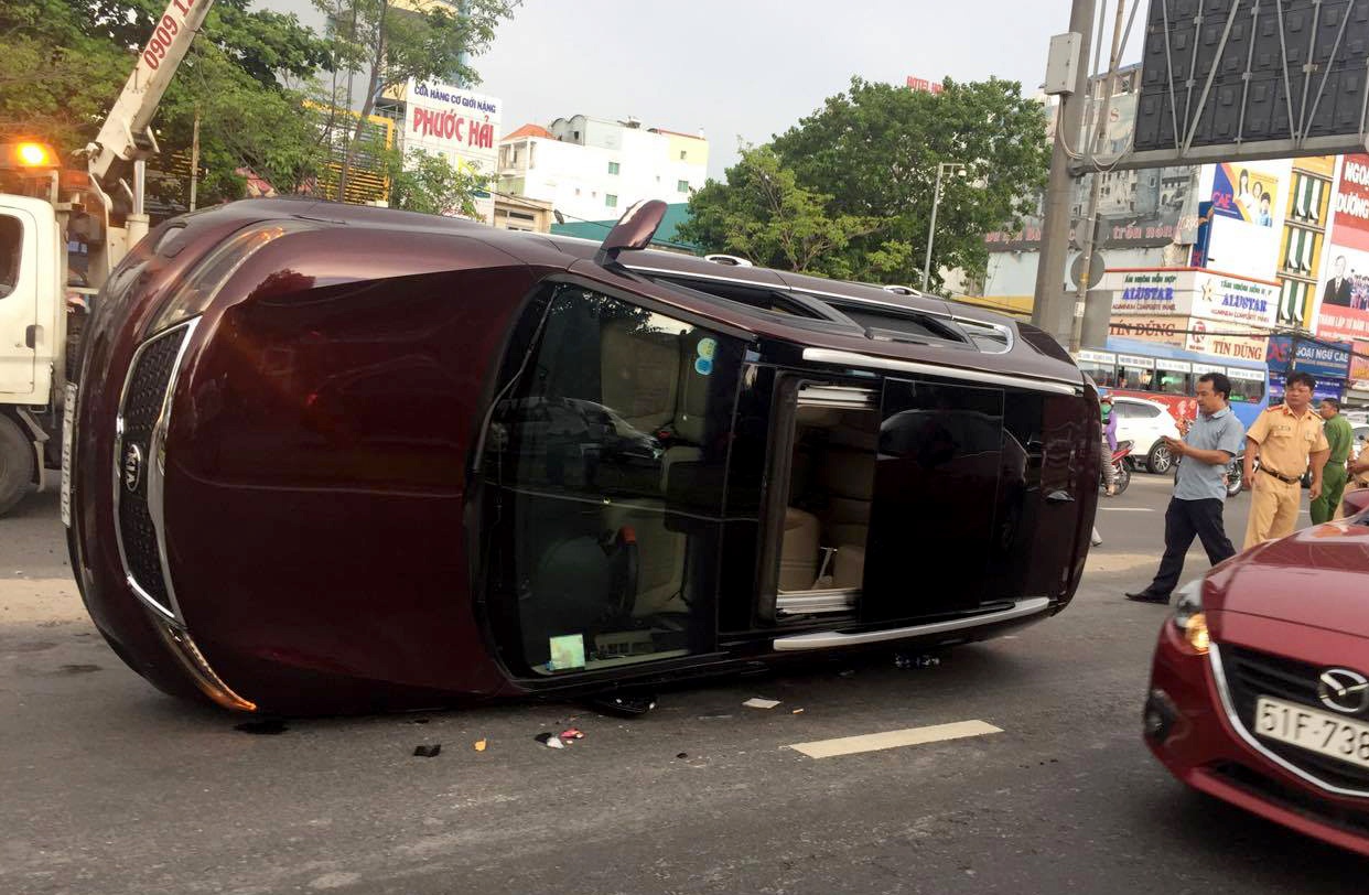 Tai xe co bieu hien say xin lai oto lat ngang o Sai Gon hinh anh