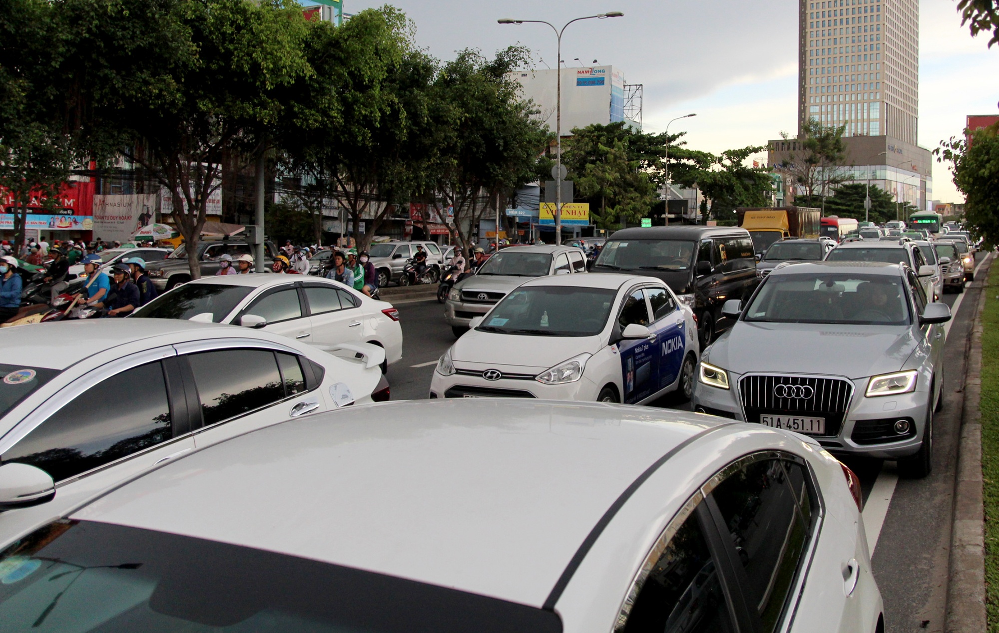 oto lat tren duong dien bien phu anh 2