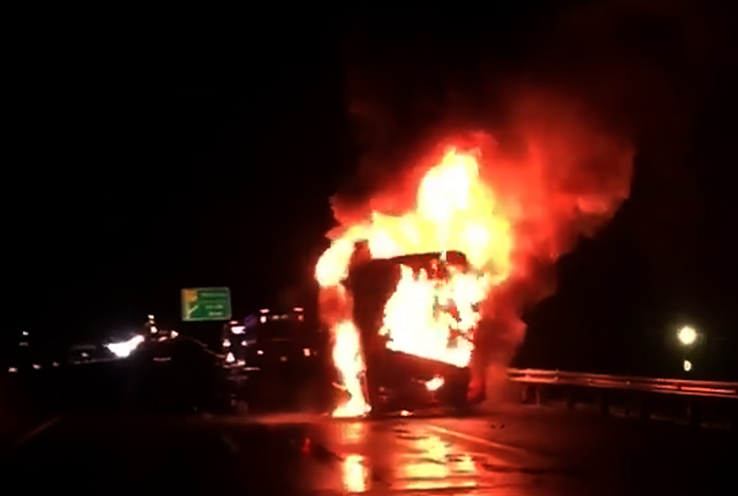 Xe khach Phuong Trang chay rui tren cao toc TP.HCM - Trung Luong hinh anh