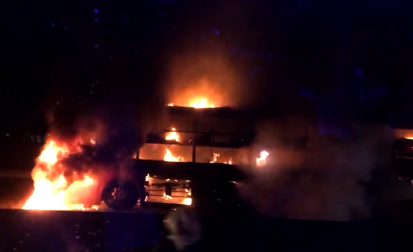 Clip xe khach Phuong Trang chay rui tren cao toc TP.HCM - Trung Luong hinh anh