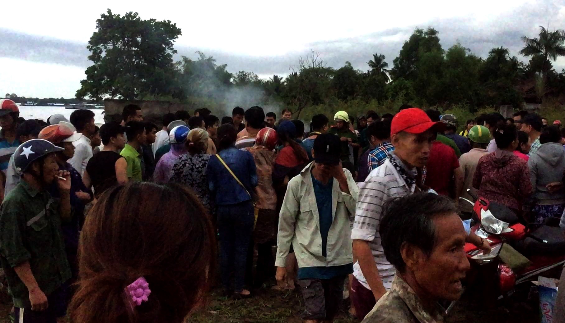 hai nu sinh duoi nuoc o sai gon anh 1