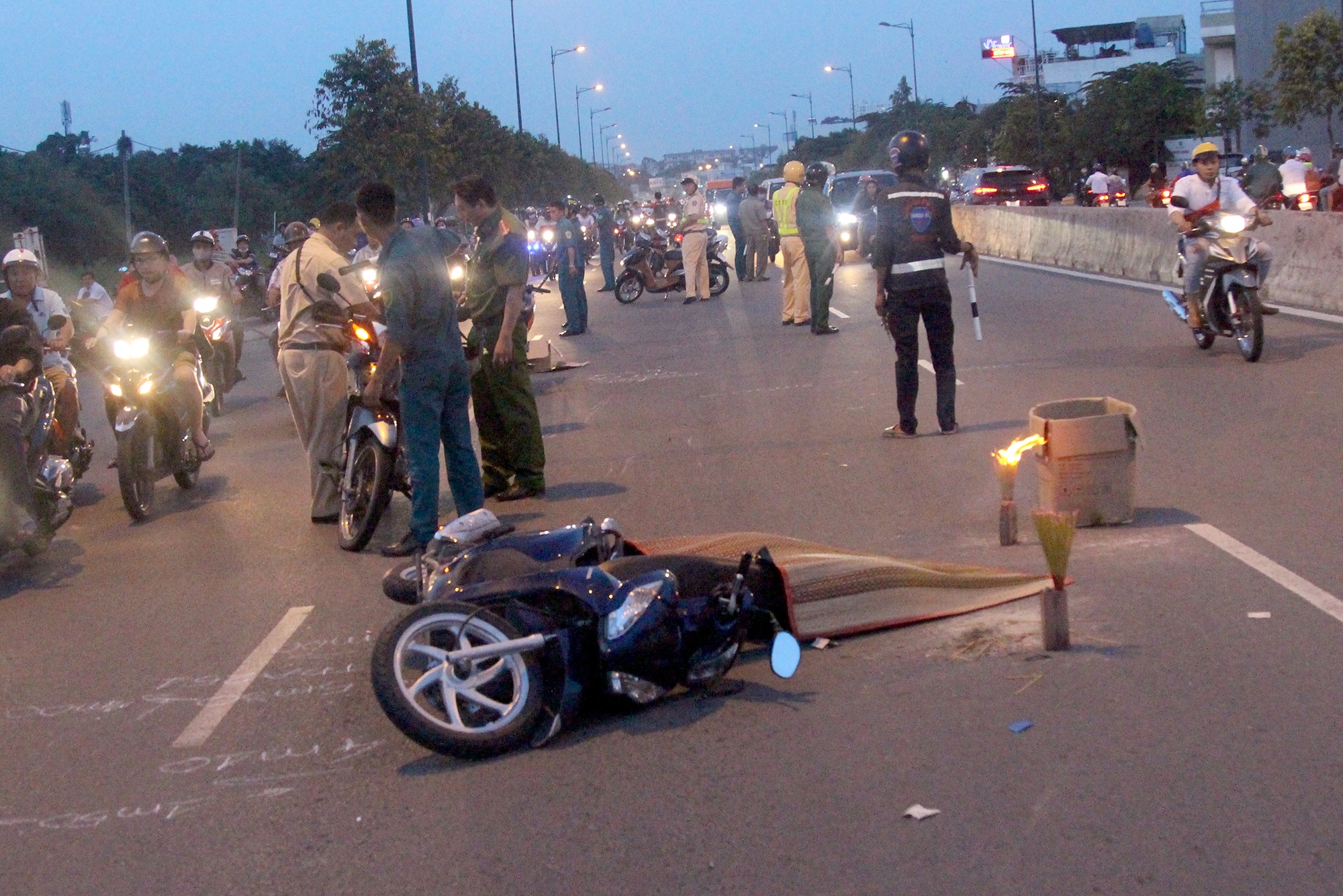 Va cham xe may, co gai bi oto can chet tren dai lo hinh anh