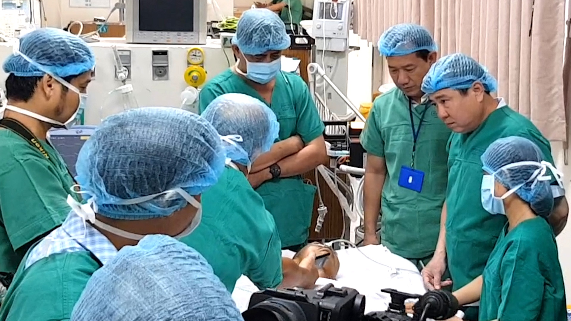 Chu tich TP.HCM tham cac hiep si bi cuop dam hinh anh