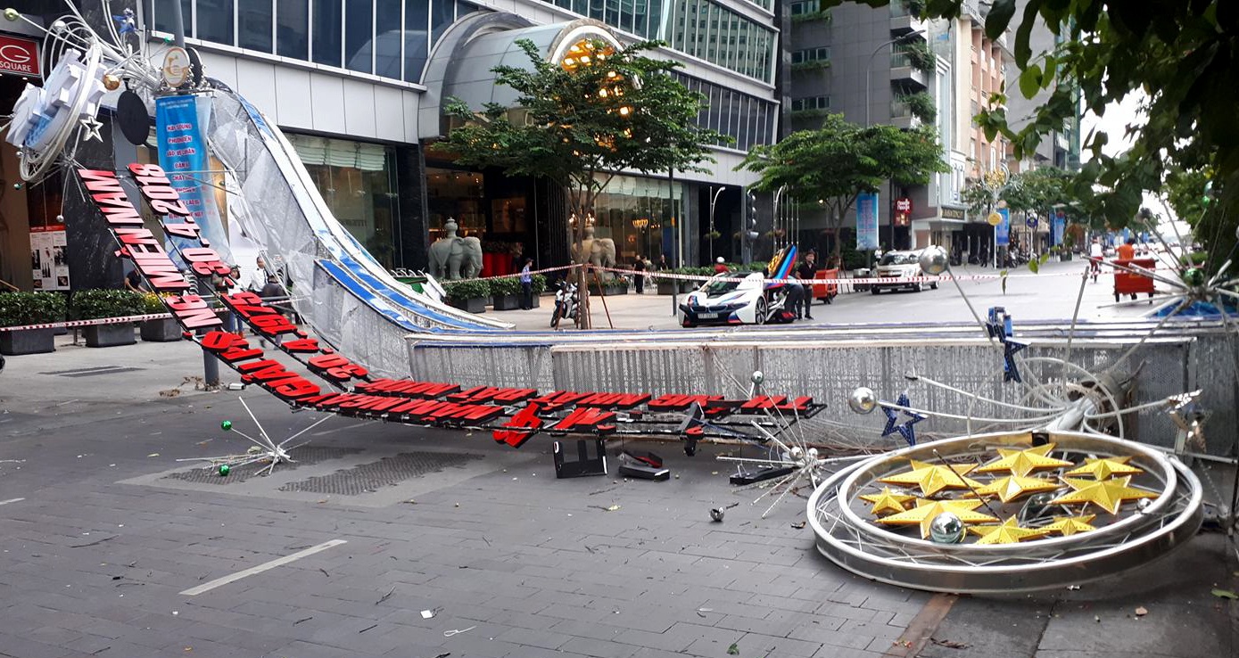 sập cổng chào phố đi bộ nguyễn huệ ảnh 2 sap cong chao pho di bo nguyen hue anh 2