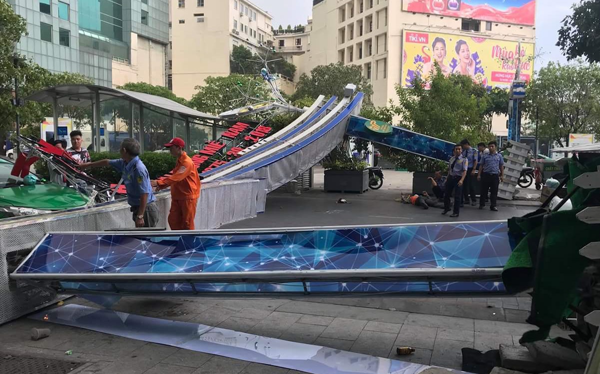 Cong chao pho di bo Nguyen Hue do sap, de nguoi di duong hinh anh