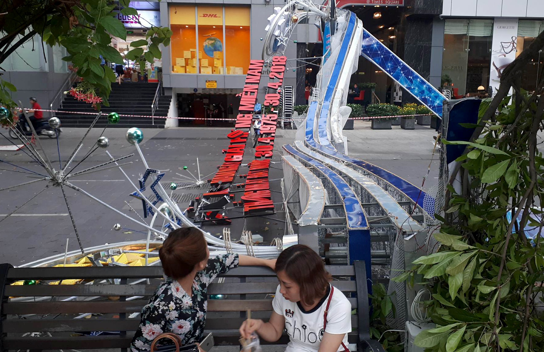 sập cổng chào phố đi bộ nguyễn huệ ảnh 3 sap cong chao pho di bo nguyen hue anh 3