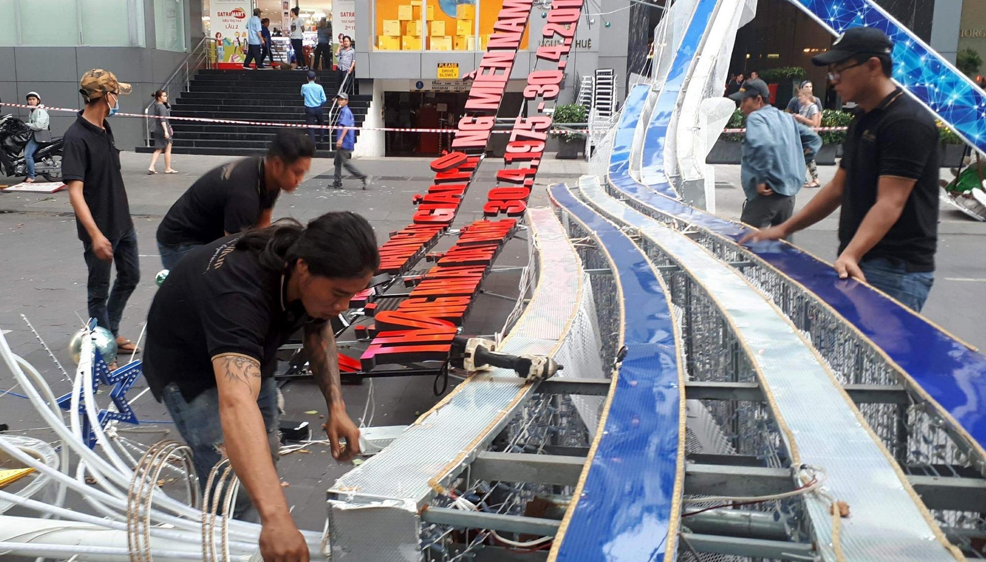 Hien truong cong chao pho di bo Nguyen Hue do sap, de nguoi di duong hinh anh