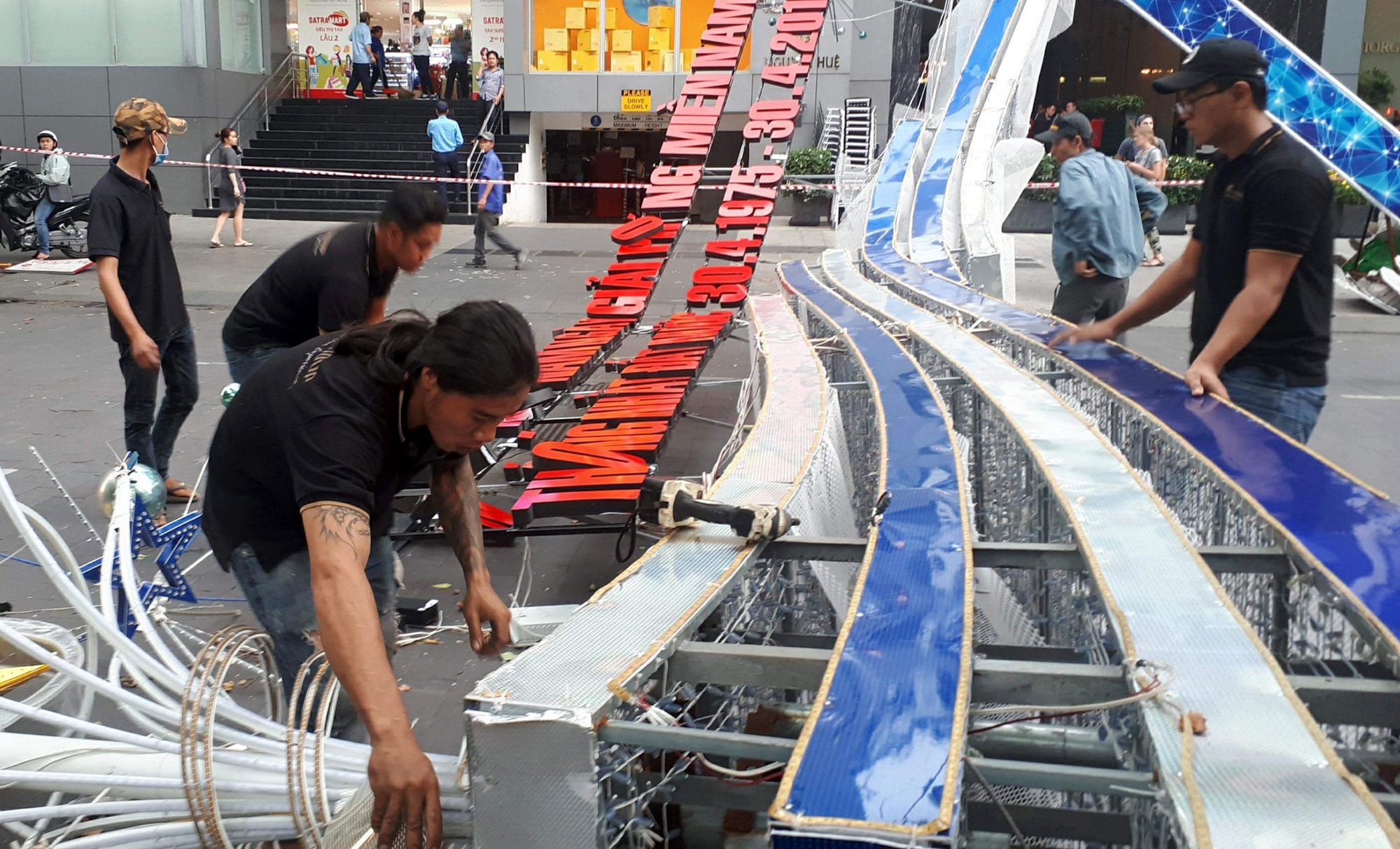 Nhan vien thao do cong chao do tren pho di bo Nguyen Hue hinh anh