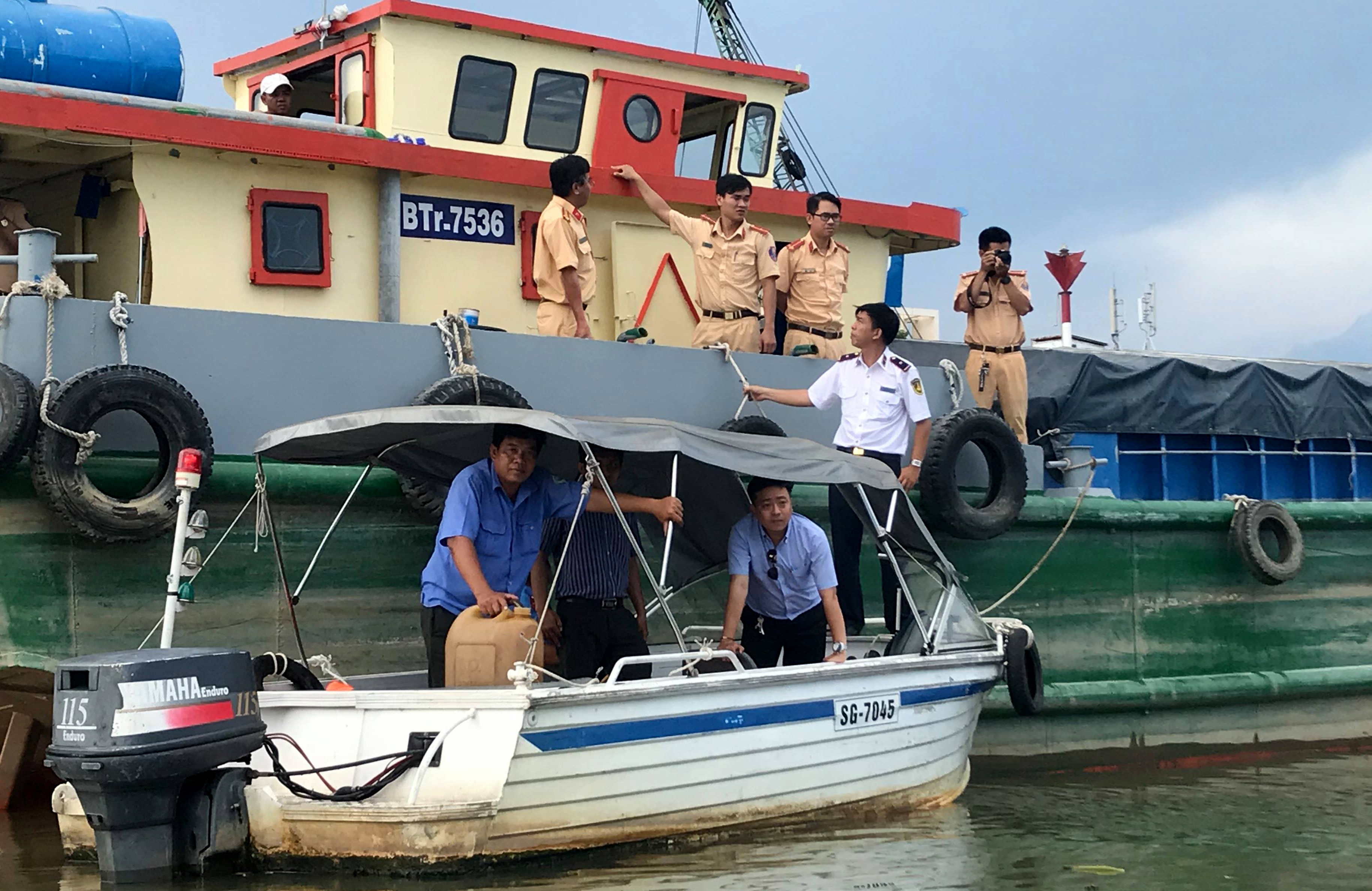 tàu chìm trên kênh ở sài gòn ảnh 2 tau chim tren kenh o sai gon anh 2