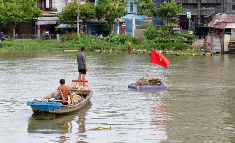3 nguoi thoat chet khi ghe hon 100 tan chim tren song Sai Gon hinh anh