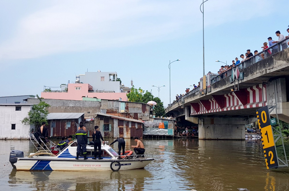 be trai 8 tuoi bi duoi nuoc anh 2