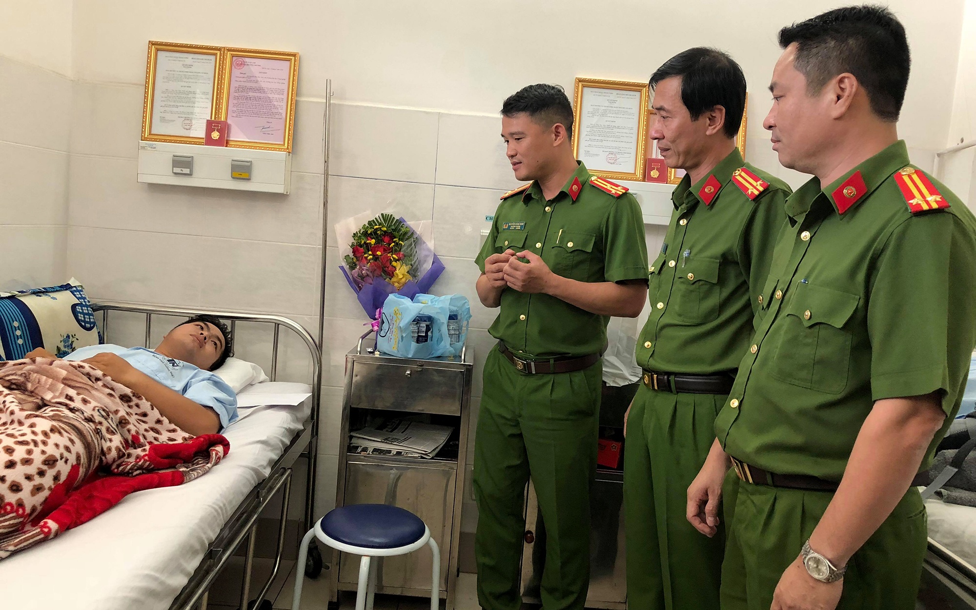 Canh sat trao phan khen thuong cua UBND TP toi cac 'hiep si' hinh anh