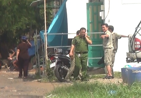 Hai nhom au da, mot nguoi tu vong hinh anh