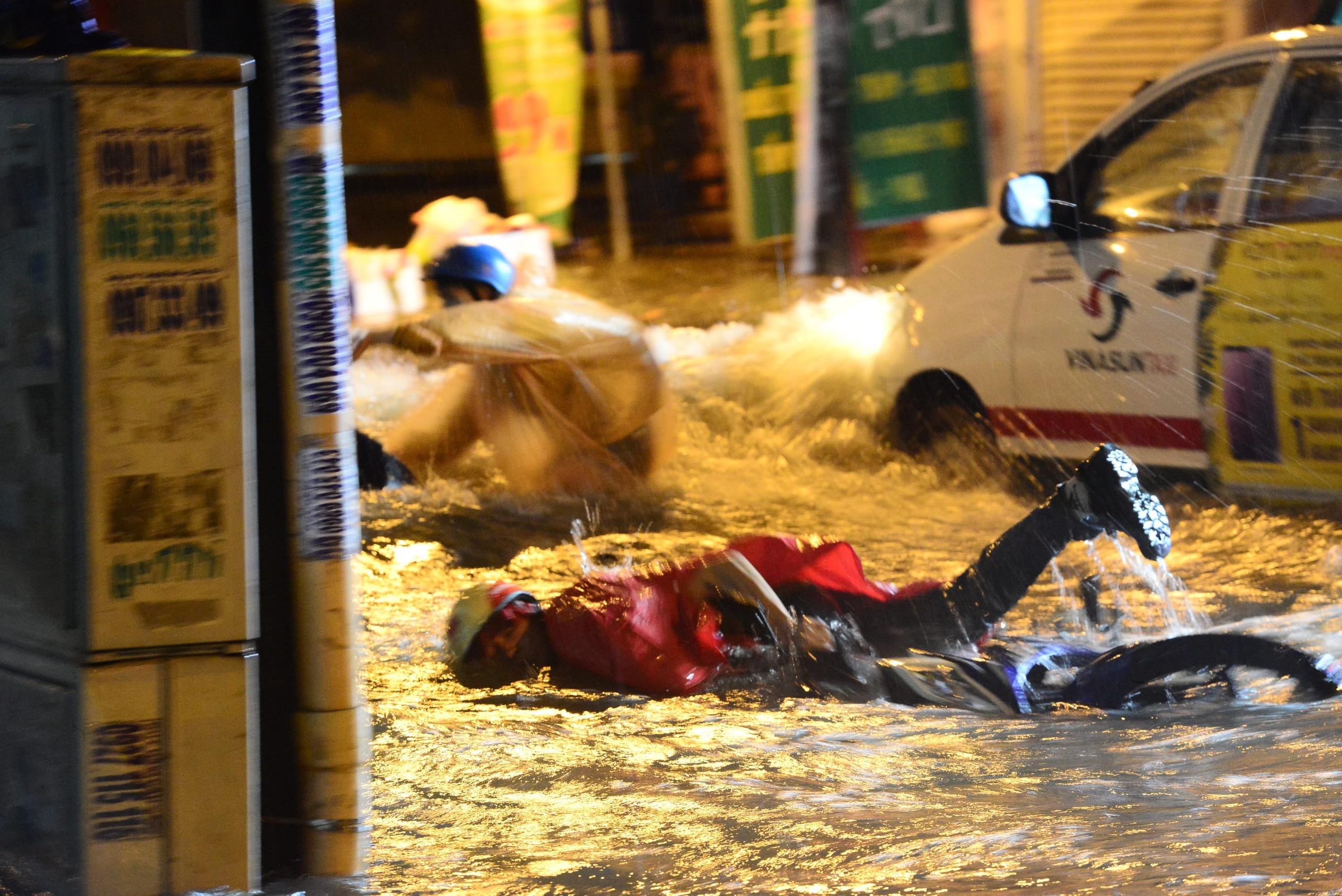 Sai Gon mua nhu trut nuoc, nguoi di duong nga bo nhao hinh anh