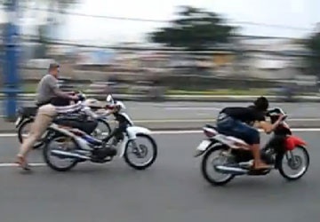 'Quai xe' o Sai Gon tong thang xe vao canh sat de bo tron hinh anh