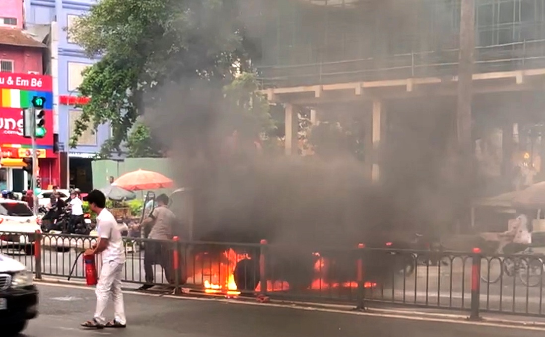 Xe tai boc chay ngun ngut tren duong Ba Thang Hai hinh anh