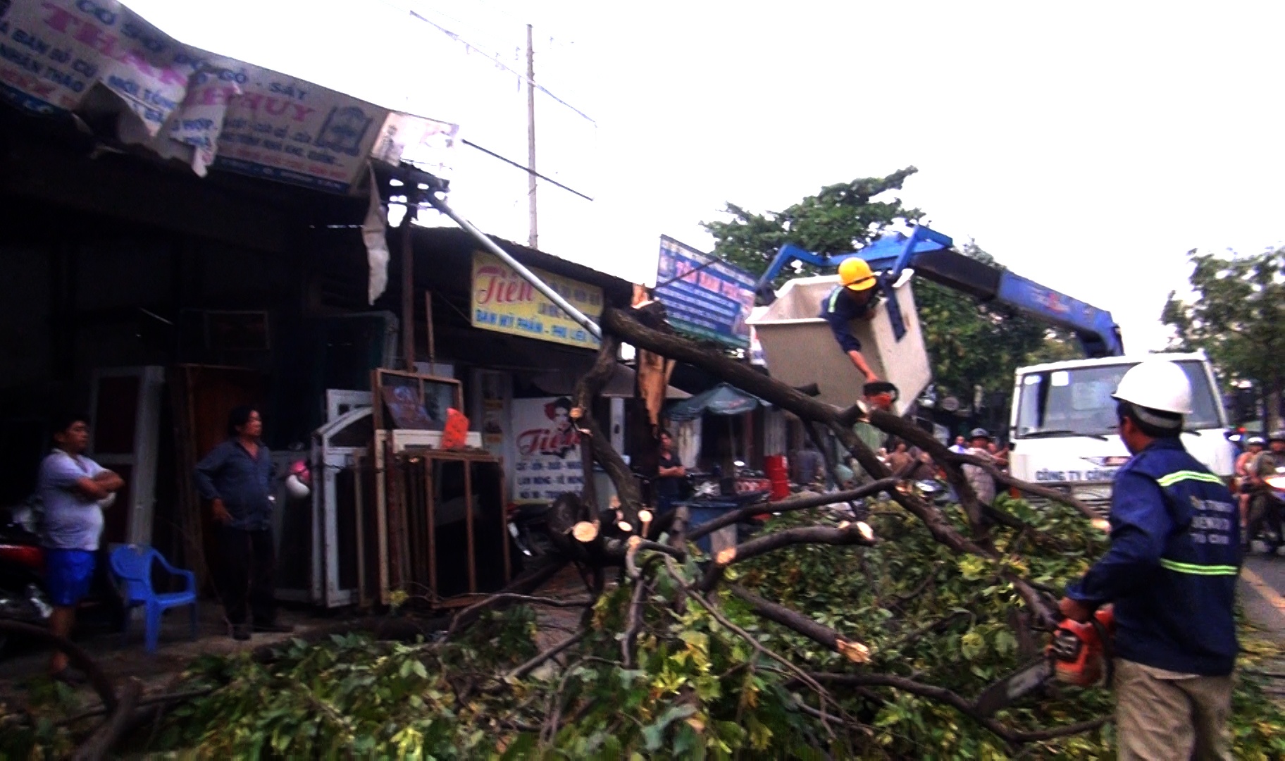 Nha toc mai, cay do la liet sau tran dong loc o Sai Gon hinh anh