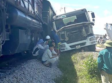 Tau hoa tong vang xe bon bang qua duong sat hinh anh