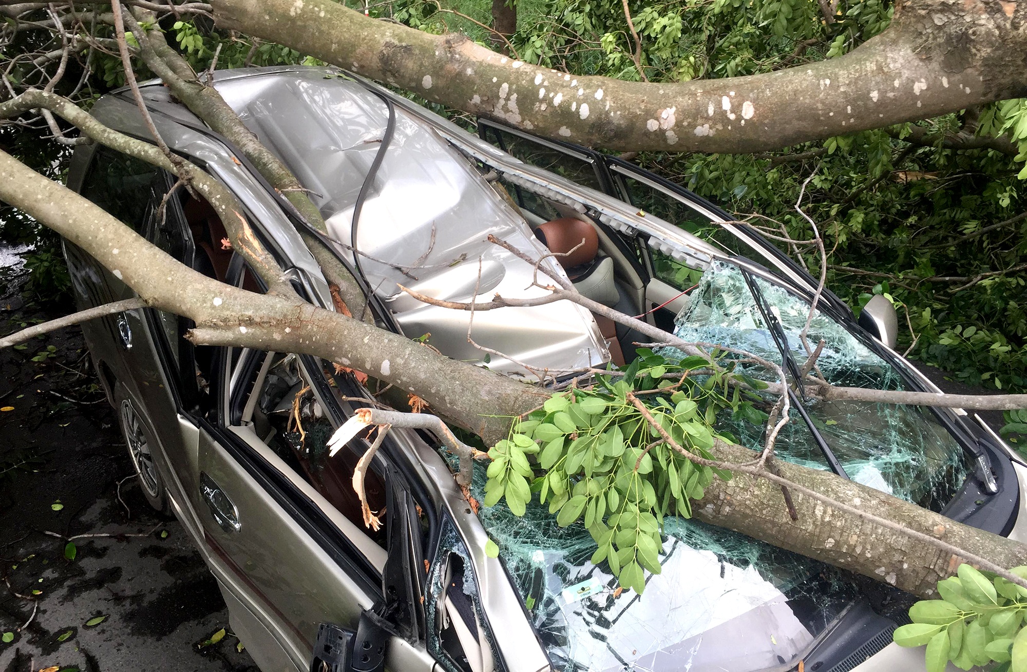 Cay nga de bep oto o Sai Gon, tai xe thoat chet trong gang tac hinh anh