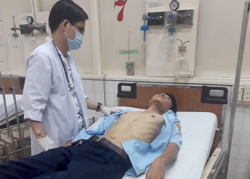 Hai can bo trat tu bi chu quan oc danh khi dep via he Sai Gon hinh anh