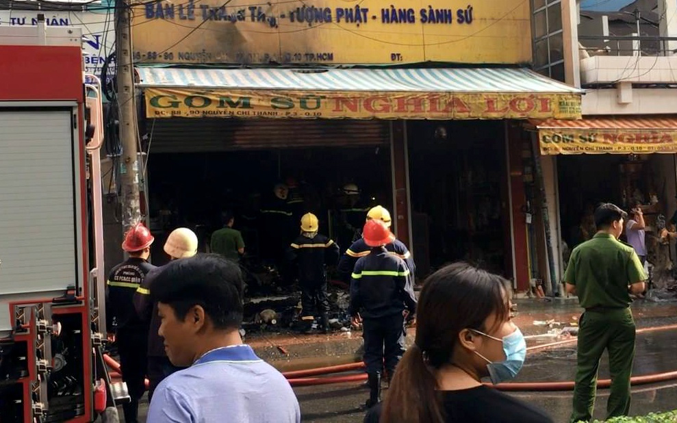 Chay lon tai cua hang gom su o Sai Gon hinh anh