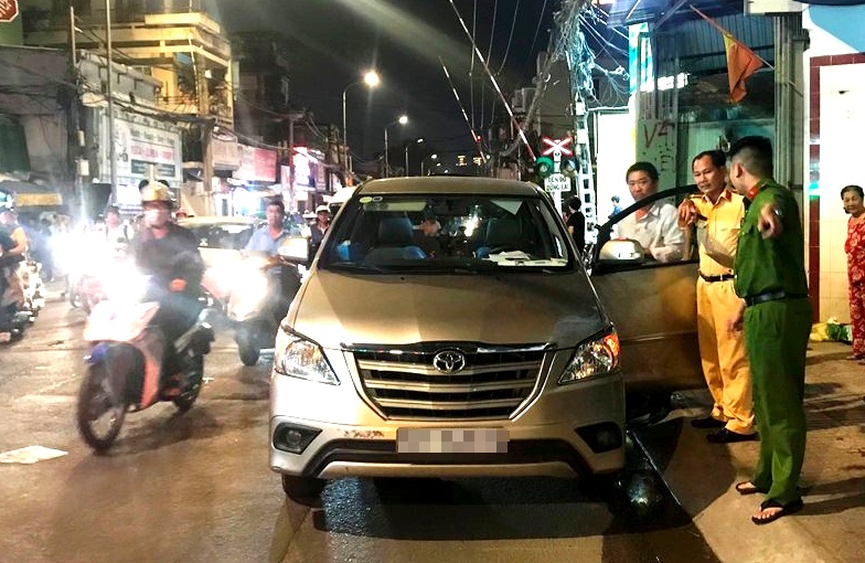 Oto huc vang thanh chan, lao qua truoc mui tau hoa o Sai Gon hinh anh