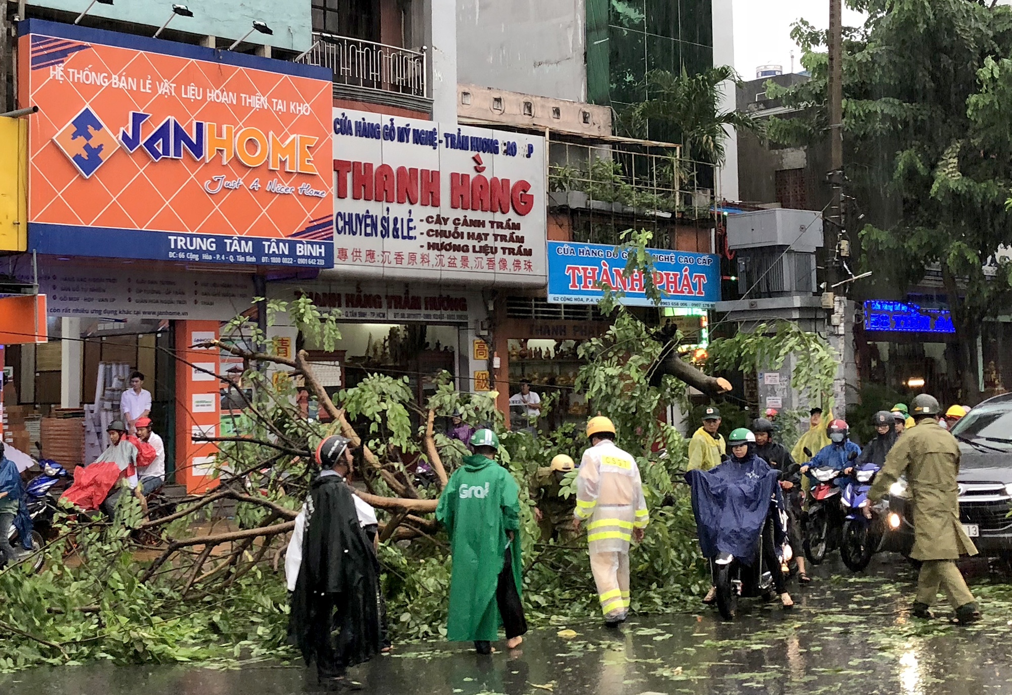 mưa ngập kẹt xe quanh sân bay ảnh 3 mua ngap ket xe quanh san bay anh 3