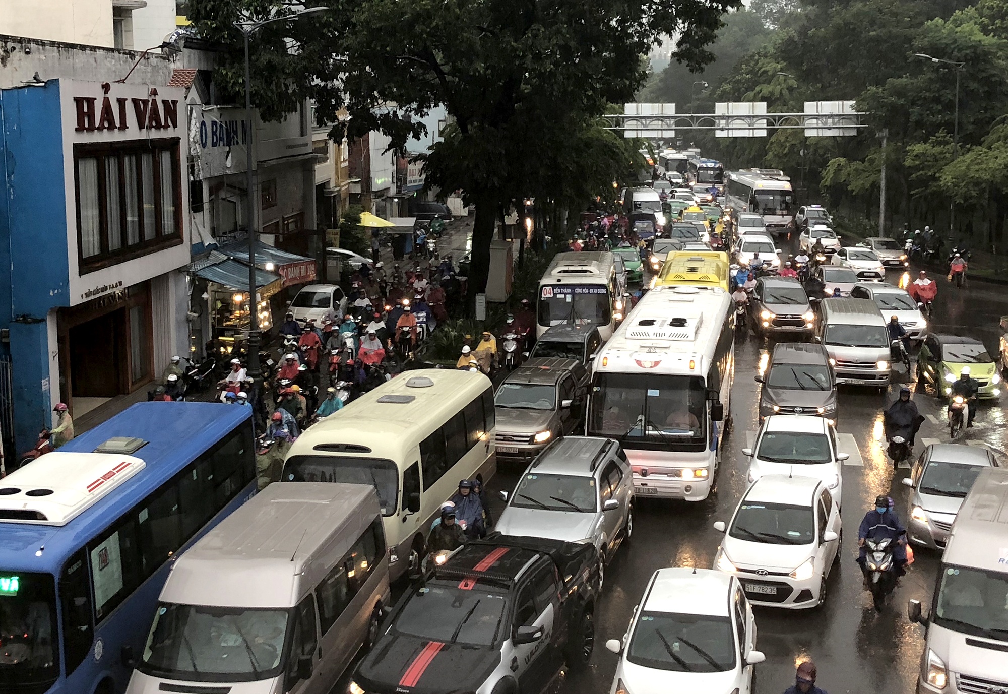 Ngap nuoc, ket xe quanh cua ngo san bay Tan Son Nhat hinh anh