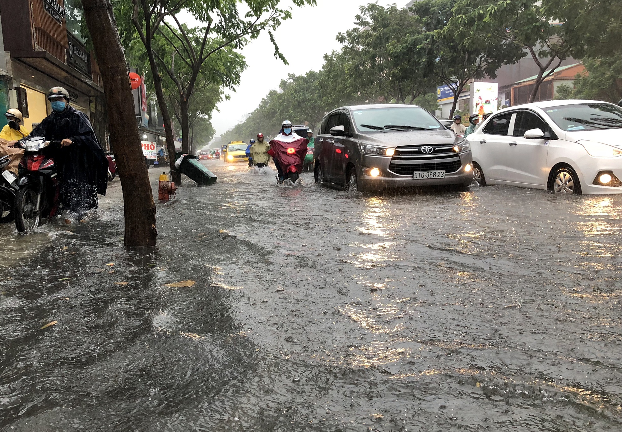 mưa ngập kẹt xe quanh sân bay ảnh 1 mua ngap ket xe quanh san bay anh 1