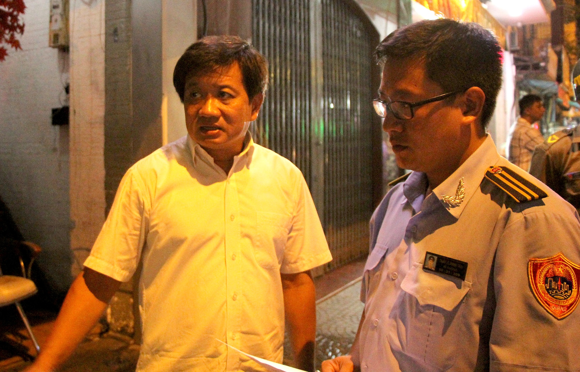 Ong Doan Ngoc Hai lai di dep via he, nguoi ban hang khong kip tro tay hinh anh