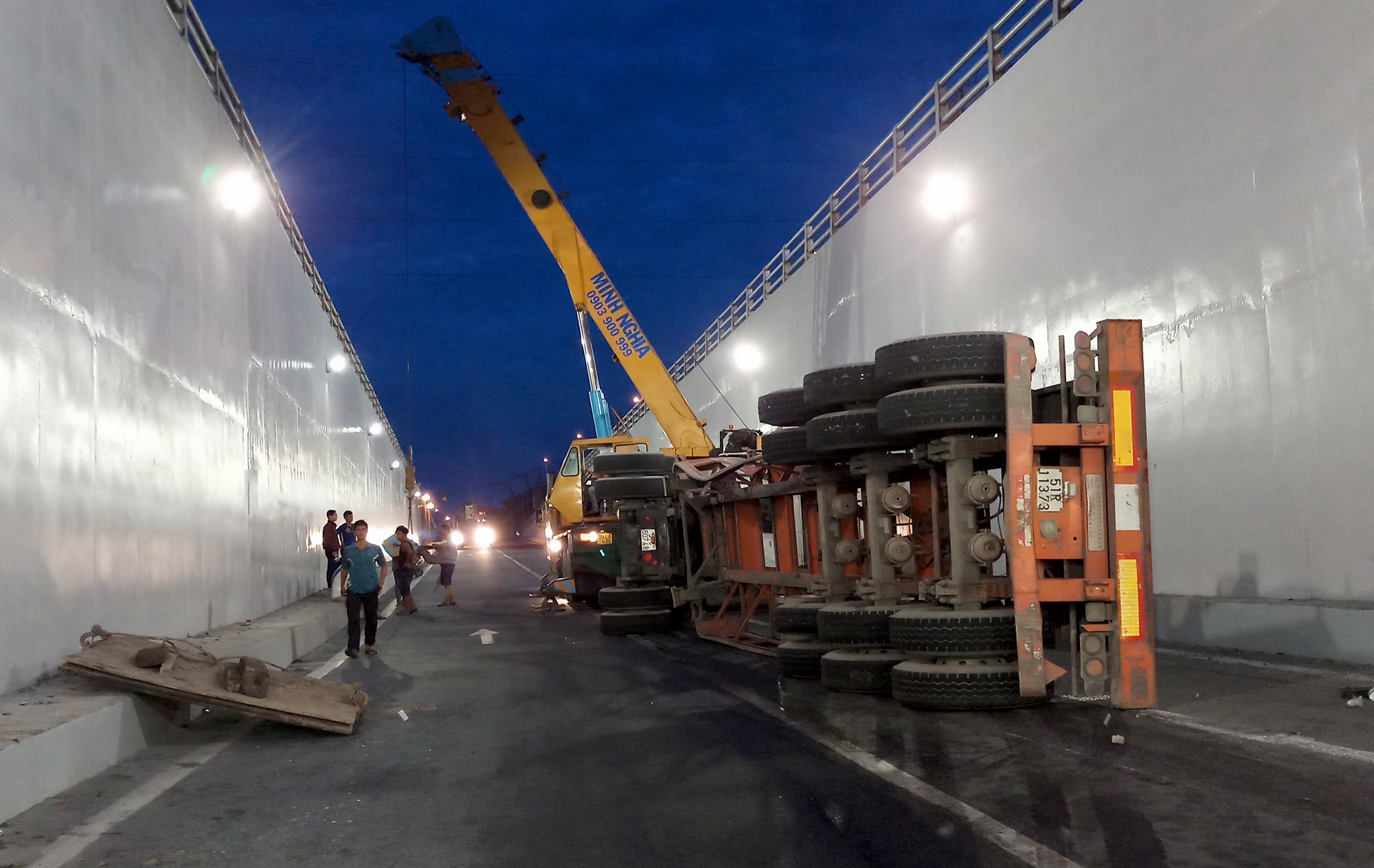 lật xe trong hầm chui mỹ thủy ảnh 1 lat xe trong ham chui my thuy anh 1