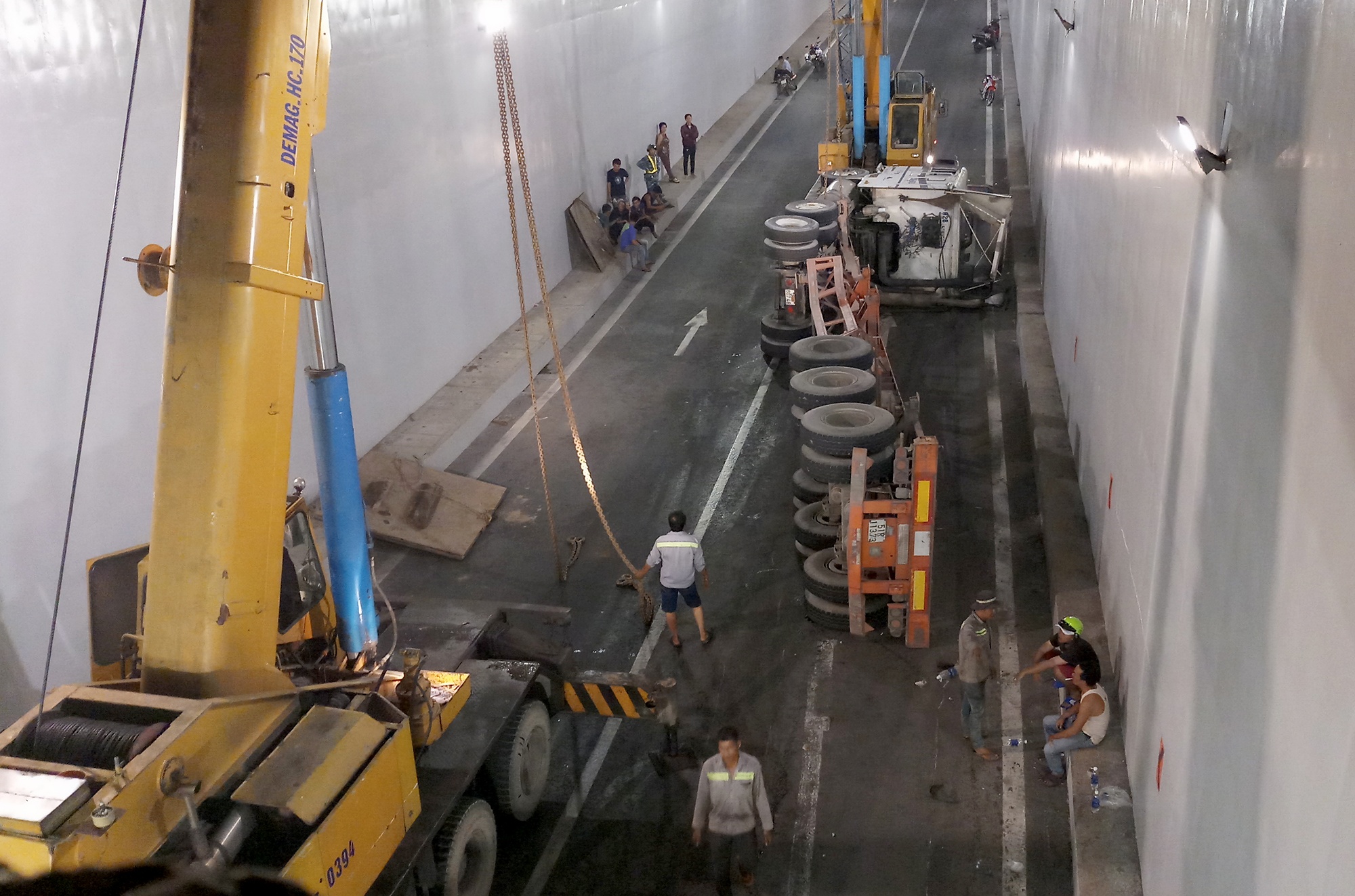 Xe dau keo lat nhao trong ham chui o Sai Gon hinh anh